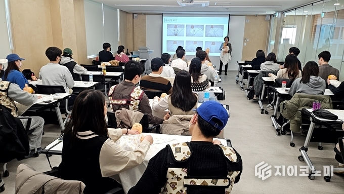  구로구 모자건강센터에서 예비부모를 위한 출산준비 강의가 진행되고 있다.