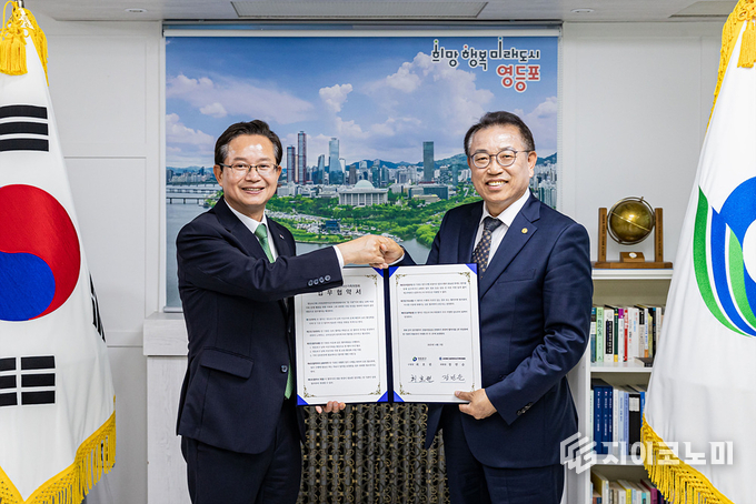 최호권 영등포구청장(좌측)과 (사)일천만이산가족위원회의 업무 협약 체결식 모습. 영등포구 제공.