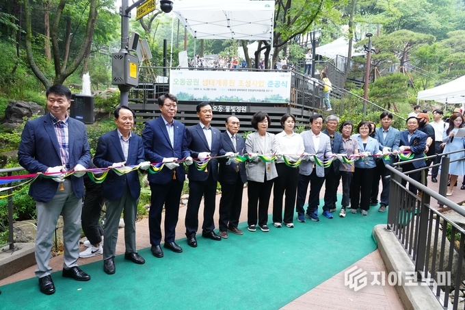 ‘오동 물빛정원’ 준공식에서 이승로 성북구청장(왼쪽에서 네번째)과 참석자들이 테이프 커팅식을 하고 있다.