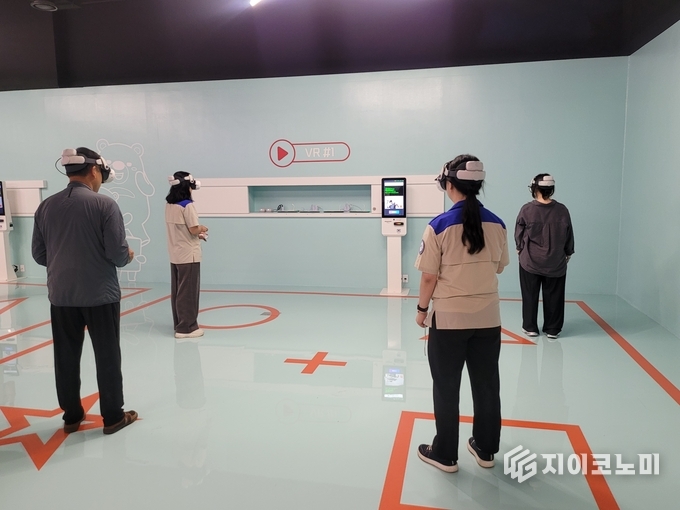 “문경 에코월드 VR 게임·미술 4인용 체험존에는 즐기고 있다./뉴스아이이에스