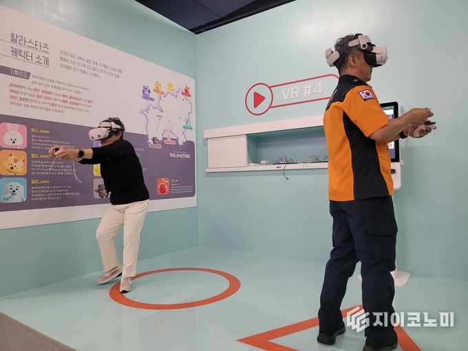 “문경 에코월드 VR 게임·미술 2인용 체험존에는 즐기고 있다./뉴스아이이에스