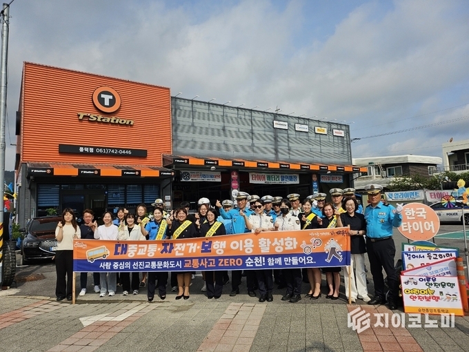 17일, 풍덕동 철우아파트 사거리 앞에서 중앙초등학교 녹색어머니회와 시민 등 150여 명이 참여한 ‘등굣길 교통안전 캠페인’