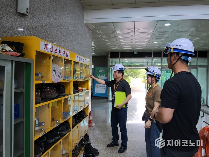 화성특례시 관계자가 하수과 수질보호센터에서 시설 안전관리자 및 보건관리자가 참석한 가운데 안전보건 현장점검을 하고 있다