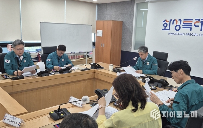 자살예방 관련 부서, 기관이 12일 안전대책회의에서 자살예방 위한 종합대책에 대해 논의하고 있다.