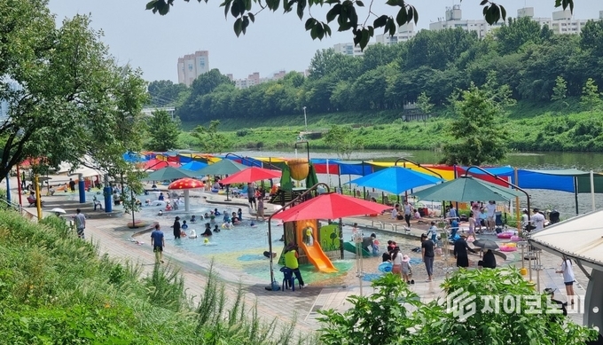 금천 퐁당퐁당 어린이 물놀이장. 금천구 제공.
