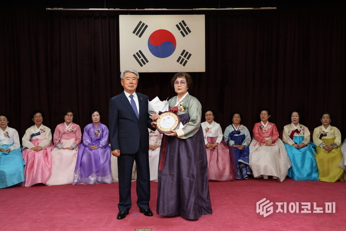 유을상 대한민국상이군경회 회장이 제24회 장한 아내상 수상자 장정미 씨에게 상패를 전달하고 있다. (사진=대핸민국상이군경회 제공)