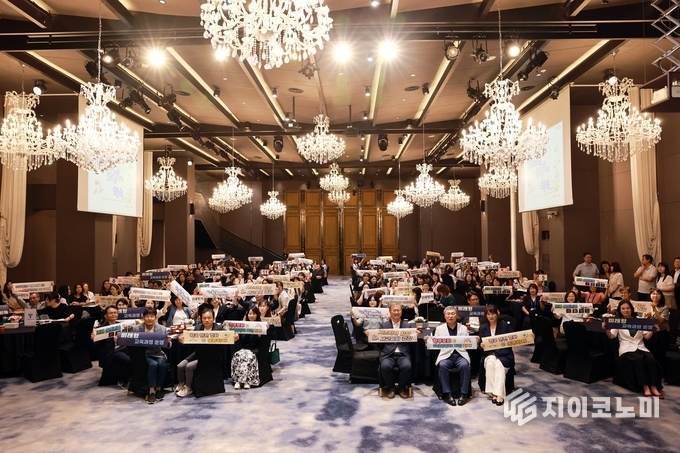 ‘2025 구로미래교육지구 구로교육 +플러스 토크 및 학부모자문단 협의회’ 기념 사진 . 구로구 제공.