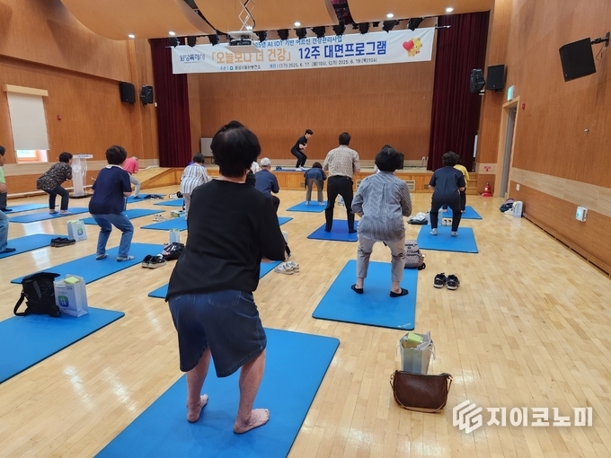 화성특례시가 추진 중인 ‘AI·IoT 기반 어르신 건강관리 프로그램’에 참여한 어르신들이 전문 강사의 지도 아래 생활체조를 하고있다.