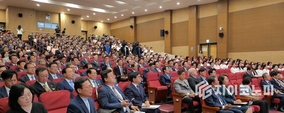 국회조찬기도회, 6월 호국보훈의 달을 맞아, 여야가 하나 된 기도회로 분열 넘어 화해와 통합으로 가는 여야, 야 대선 이후 첫 기도 모습..