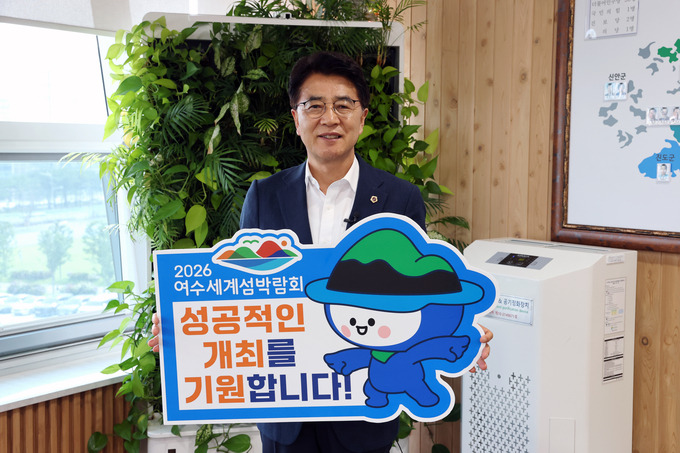 김태균 전라남도의회 의장이 2026여수세계섬박람회 릴레이 응원 챌린지에 참여하며 박람회 성공 개최를 기원하고 있다. 전남도의회 제공