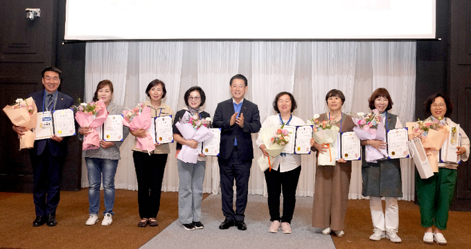 김영록 전남도지사가 19일 여수에서 열린 제13기 도민명예기자 역량강화 워크숍에서 유공자들에게 공로패와 표창장을 수여한 뒤 기념촬영을 하고 있다. 전라남도 제공