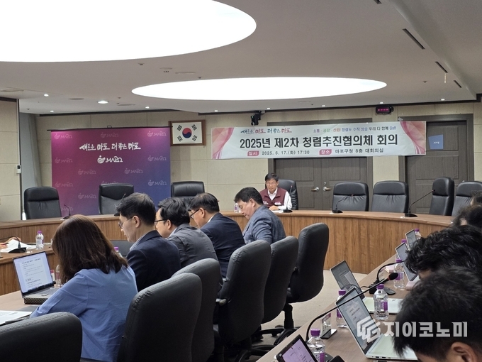제2차 청렴추진협의체 회의에서 청렴 시책 추진 방향을 공유하고 있는 박강수 마포구청장과 주요 간부들.