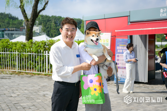 지난 15일 노관규 순천시장을 비롯해 순천만국가정원에서 펫데이 이벤트에 참가한 반려인과 반련견이 기념사진을 찍고 있다