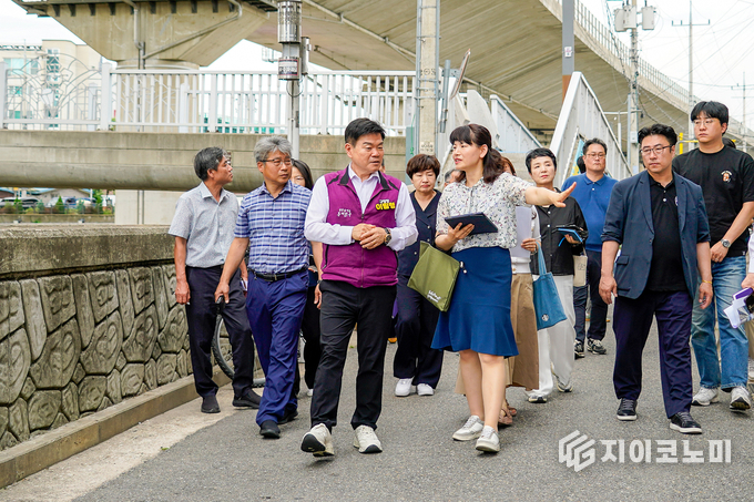 이필형 동대문구청장이 직원들과 정릉천 인근 주택가 골목길을 살피는 모습.