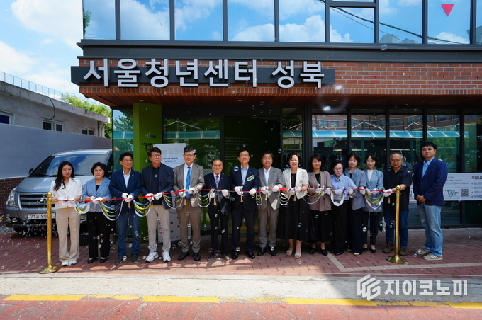 서울청년센터 성북 개관식에 참석한 이승로 성북구청장(왼쪽 일곱 번째)과 관계자들. 성북구 제공.