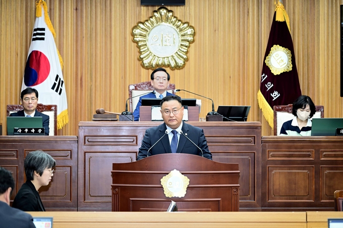 <strong>목포시의회 본회의장에서 5분 자유발언 중인 최원석 의원, “시민 안전 외면한 행정, 이제는 멈춰야 합니다” 목포시의회 제공</strong>