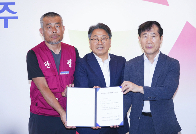 광주 시내버스 노사가 강기정 광주시장 중재로 임금·단체협상에 합의했다. (왼쪽부터 박상복 노조위원장, 강기정 시장, 임동춘 조합 이사장) 광주광역시 제공