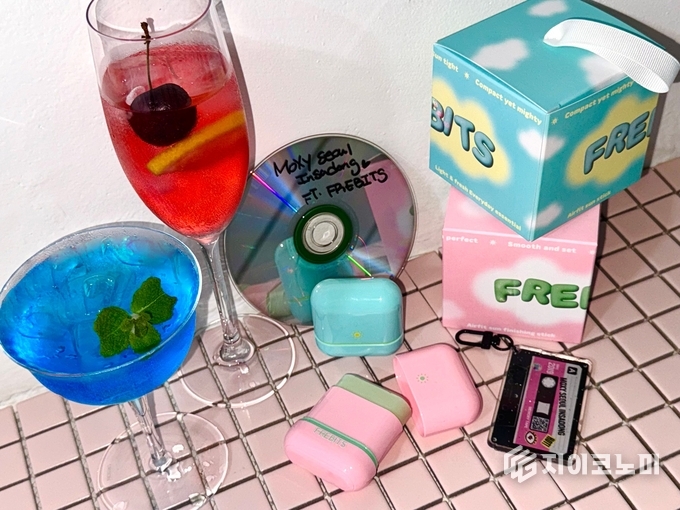 프레비츠의 에어핏 선스틱과 목시서울인사동 16층 바 목시에서 선보이는 프레비츠 칵테일 이미지<br>
프레비츠(FREBITS)가 글로벌 라이프스타일 호텔 목시서울인사동(Moxy Seoul Insadong)과 함께 서머 콜라보레이션을 7월 한 달간 진행한다.(▲ 프레비츠 칵테일 이미지). /사진=프레비츠