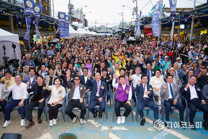 이필형 동대문구청장(사진 가운데 보라색 조끼)이 축제현장을 찾은 내빈, 상인, 주민과 함께 ‘좋아요! 동대문’을 외치고 있다.
