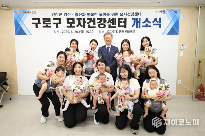20일 구로구 모자건강센터 개소식 축하공연 후 단체 기념촬영을 하고 있다.