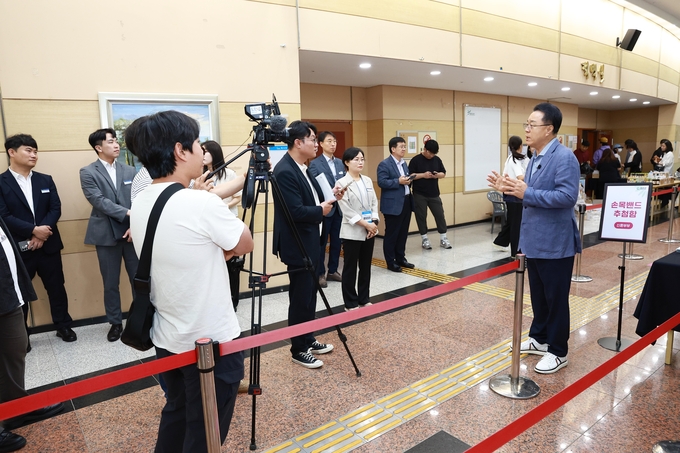 구복규 화순군수, 만원임대주택 추첨 현장에서 청년·신혼부부와 소통하며 주거정책 의지 밝혀. 화순군 제공