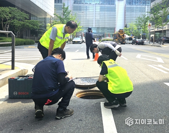 하수맨홀 악취 측정 모습. 영등포구 제공.