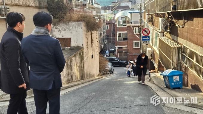 진교훈 서울 강서구청장(뒤쪽 오른쪽)이 화곡동 일대를 다니며 고지대 주민불편사항을 점검하고 있다.