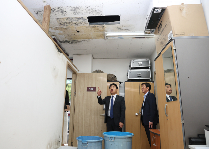 김운남 고양특례시의장이 고양 히어로즈 홈구장에 방문해 노후된 시설을 확인하고 있다. (사진=고양특례시의회)