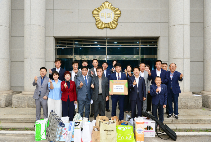 광양시의회가 ‘아름다운 기부’ 행사를 열고 지역사회 나눔 문화 확산에 나섰다. 광양시의회 제공