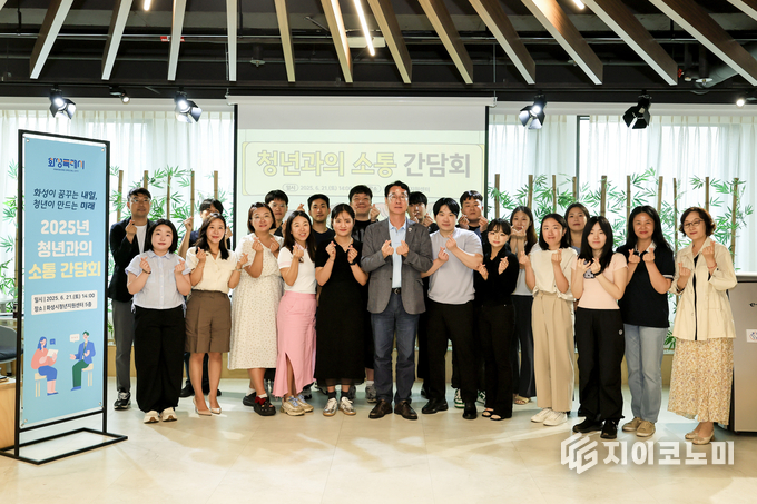 화성특례시가 주최한 ‘청년과의 소통 간담회’에 참석한 정명근 화성특례시장과 청년정책협의체 위원들이 기념촬영을 하고 있다.
