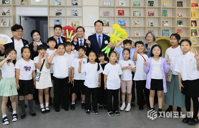 23일, 화성특례시 향남읍 ‘가족만세센터’ 개관식에서 정명근 화성특례시장과 어린이들이 함께 기념사진을 촬영하고 있다.