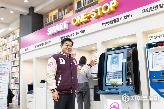 동대문구청 1층 종합민원실에 마련된 스마트 원스톱 창구 소개하는 이필형 동대문구청장.