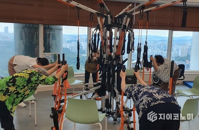 삼성노블카운티가 기존의 활동적인 시니어 중심 프로그램을 넘어서, 허약기 또는 일상 동작이 제한 된 입주자를 위한 맞춤형 건강지원 시스템을 도입했다.(웰빙운동웰빙센터 운동존_바디스파이더) /사진=노블카운티<br>
