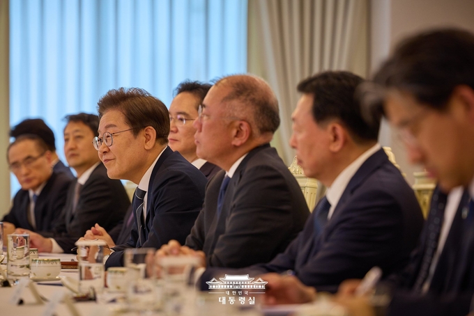신정부 효과는 대외 환경, 즉 수출 여건 등이 중요한 변수다. 이러한 관점에서 아직 불확실하지만, 미국과 한국을 포함한 주요국간 관세 협상 타결, 미국 감세정책 본격화, 미 연준 금리 인하 사이클 등의 호재가 맞물린 경우 신정부의 정책효과를 일부 기대해 볼 수 있다. 대통령실