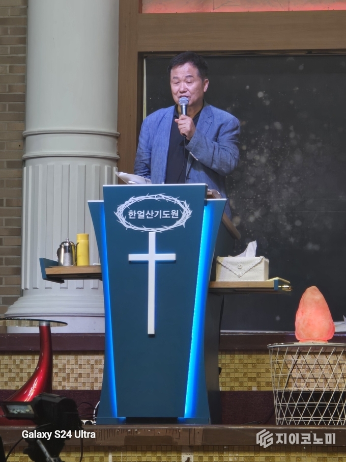 뜨거운 찬양과 간절한 통성기도로 밤을 지새우는 가평 한얼산기도원. 한국교회 성령운동의 발원지로 불렸던 이곳은 여전히 영적으로 살아 있다. /사진=한얼산기도원<br>
