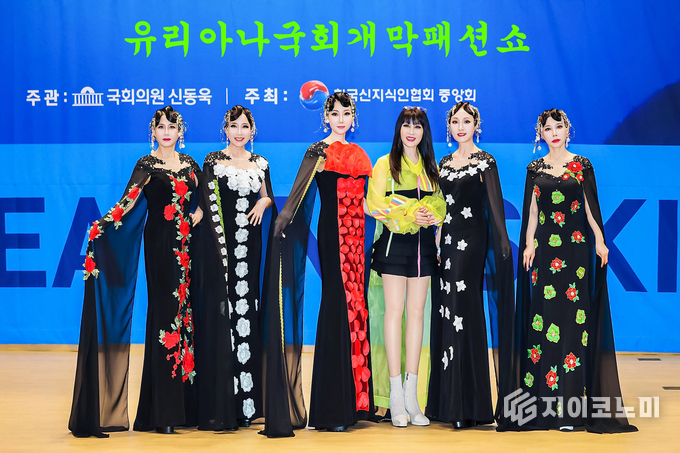 (사진좌측부터) 양은경 모델, 김은희 모델, 김윤정 모델, 박영애 대표 ,이시은 모델, 고미오 모델