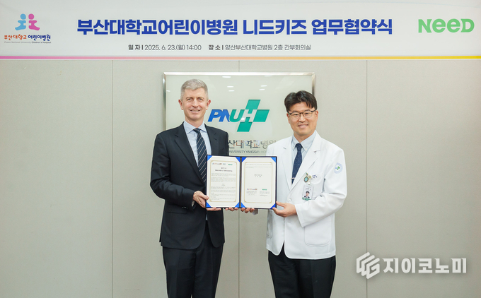 지난 23일, AI 기업 니드(대표 윌 폴킹혼)가 서울 외 지역에 거주하는 모든 아동이 최선의 암 치료를 받을 수 있도록 지원하는 신규 소아암 프로그램인 ‘니드 키즈(Need Kids)’의 공식 출범을 발표했다.(윌 폴킹혼 니드 대표(왼쪽)과 정재민 부산대 어린이병원장)/사진=니드<br>
