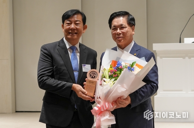 24일 한세대학교 총동문회(회장 임창표)는 ‘함께하는 믿음, 함께하는 미래’라는 주제로 ‘2025 한세대학교 총동문의 날’ 행사를 서울 CCMM빌딩 12층 루나미엘레 그랜드볼룸에서 진행했다. (▲제1회 한세를 빛낸 명예로운 동문 시상식 임창표 총동문회장과 이영훈 목사)/사진=한세대