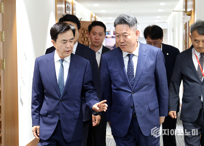 김태흠 지사는 오성환 당진시장, 서강현 현대제철 대표이사와 상생 발전 협약을 체결