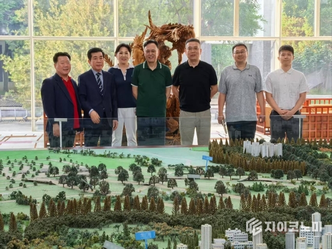 허베이성 랑팡시 위성응용기술센터 방문, 중국 정부 재산관리국 소속 프로젝트 관리 책임자와 중국 민간그룹 회장단, 골드메르그룹 이근조 회장, 세계이스포츠홀딩스 정길종 대표 기념사진/뉴스아이이에스