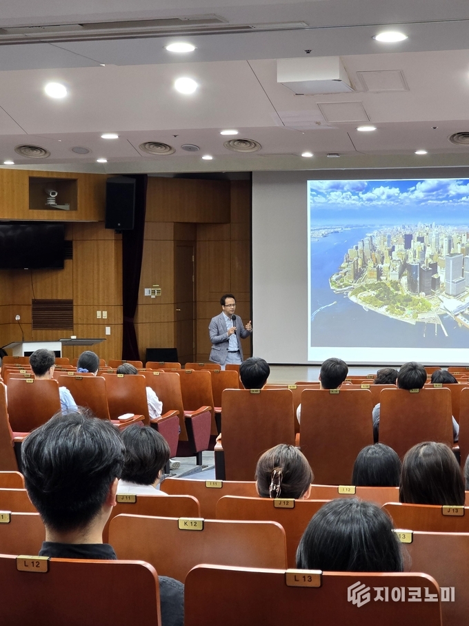 지난 6월 23일, 경북대병원이 전 직원을 대상으로 ‘2025년 6월 인문학 특강’을 개최했다./사진=경북대병원<br>
