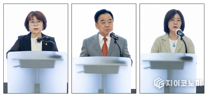 구로구청 강당에서 행정사무감사 총평을 실시하고 있다. (왼쪽부터 방은경 행정기획위원장, 정대근 의장, 최태영 복지건설위원장)