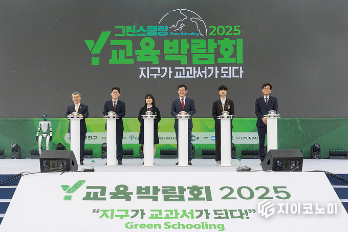 올해 3년차를 맞은 ’Y교육박람회‘ 개막식에서 이기재구청장(왼쪽 네 번째).
