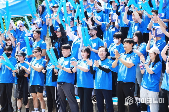 유성훈 금천구청장(앞줄 오른쪽 세 번째)이 청년들과 함께 금천구를 응원하고 있다.