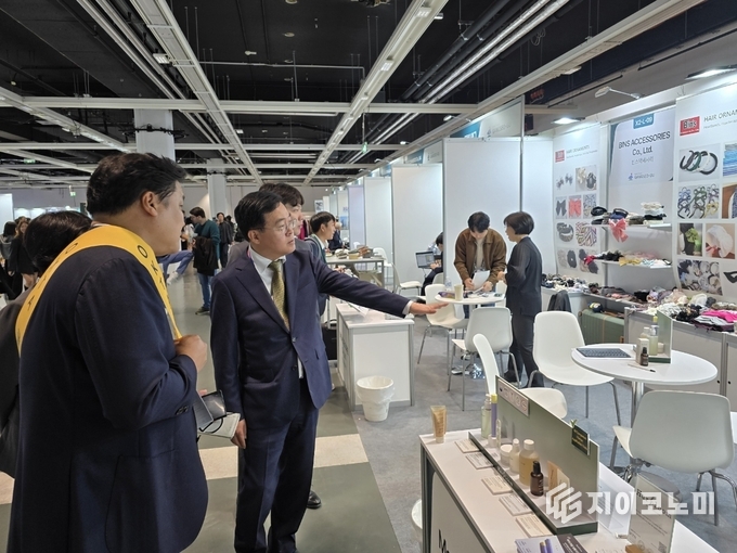 진교훈 강서구청장(맨 앞 오른쪽)이 ‘2024 비엔나 비즈니스 엑스포’에서 해외바이어에게 강서구 중소기업 제품을 설명하고 있다.