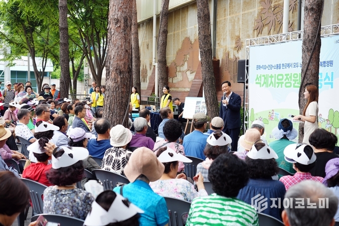 석계치유정원 준공식에서 인사 말씀을 하고 있는 이승로 성북구청장.