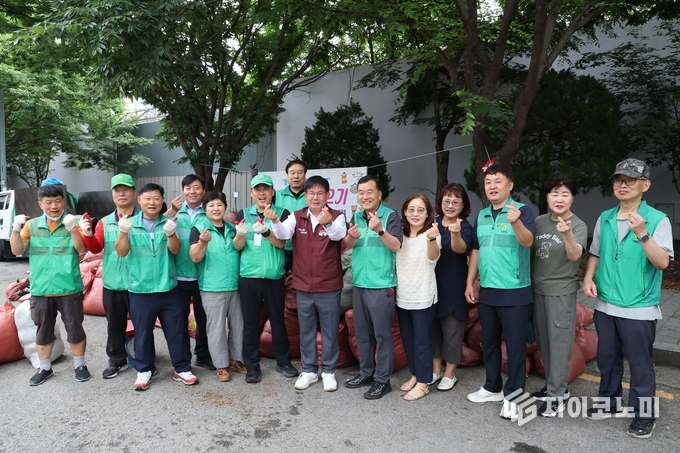  박강수 마포구청장이 마포구새마을회와 ‘숨은 자원 모으기’ 행사에 참여했다.