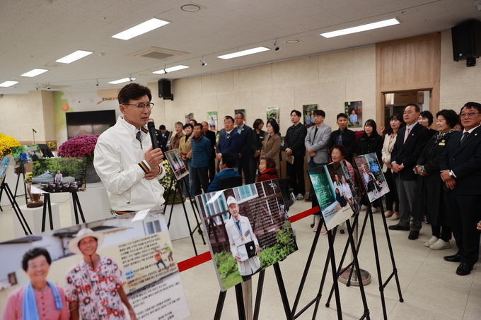 ‘문화600, 인생 한 컷 및 국화전시회’ 개막식에서 김철우 보성군수가 축사를 하고 있다. 보성군 제공