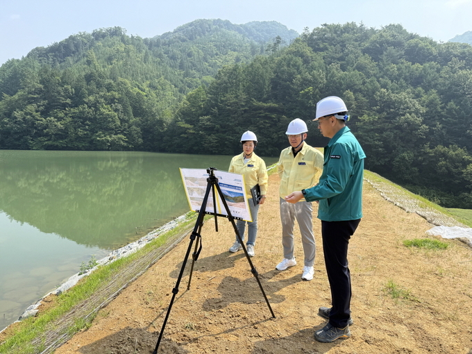 정창모 곡성 부군수가 우기철을 앞두고 저수지와 배수로 등 농업 기반시설을 점검하며 재해 예방 태세를 점검하고 있다. 곡성군 제공
