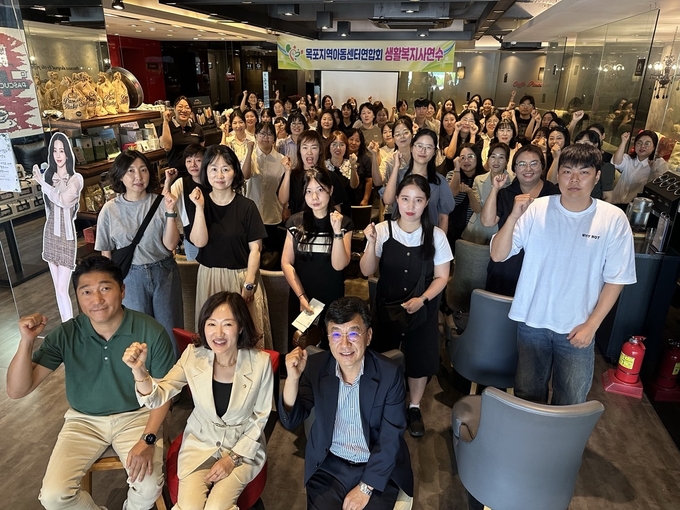 목포지역아동센터 생활복지사 60여 명이 27일, 바쁜 일상에서 벗어나 소통과 재충전의 시간을 가졌다. 이날 행사는 목포시 내 한 카페에서 시작돼, 임동호 전남지원단 단장의 강의와 점심 식사로 이어지며 복지사들의 자존감 회복과 전문성 강화를 도왔다. 동료들과 경험을 나누고 마음을 나누는 뜻깊은 자리로, 복지사의 정서적 회복과 지속 가능한 현장 실천을 위한 지역 차원의 지원 노력이 돋보였다. 목포지역아동센터연합회 제공